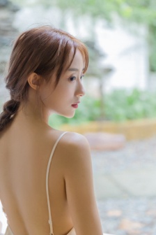 阳光中的裸女